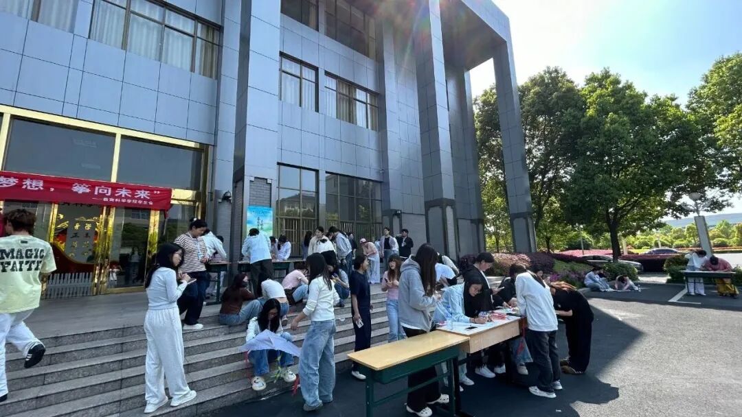 合肥滨湖职业技术学院教育学院“放飞梦想，筝向未来”校园风筝DIY创意大赛圆满举行